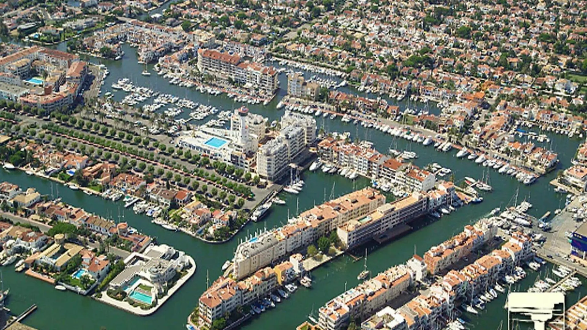 Pleasant Apartment Located In Empuriabrava